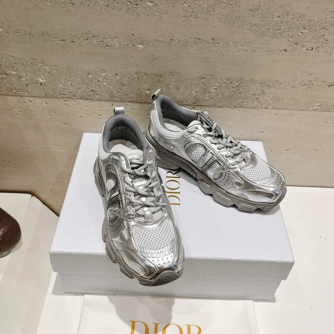 👟👟Ex-factory price 560👟👟 (top version) The latest hot model, the star model 2024 main hot product, the newly released Dior Dior Chrono new casual sports shoes, running shoes and dad shoes are really cool, full of futuristic feeling! Really cool! Once again interpreting Dior's concept of cool fashion, the lucky star will bless you with good luck. The new EVA sole is super light and super soft! A perfect replica of the original! Fully matched material and mold! ! 35-40